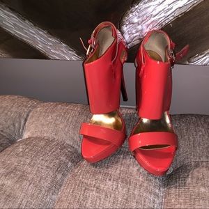 Report signature Sleek high heels